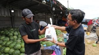 Relawan Gardu Ganjar Banten Bagikan Ribuan Sembako ke Pedagang Pasar Rau Serang