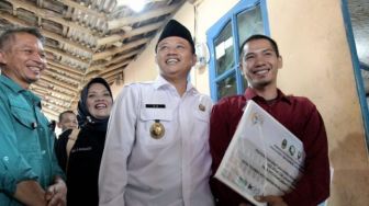 Kang Uu Datangi Penerima Bantuan CSR Jabar Caang di Cilembu Sumedang