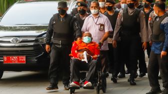 Keluarga Protes Lukas Enembe Tak Diterbangkan Pakai Pesawat Garuda Indonesia dari Papua, Begini Respons KPK