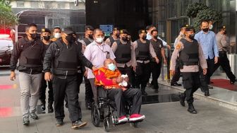 Diperiksa Sebagai Tahanan KPK,  Lukas Enembe Didorong Pakai Kursi Roda Kenakan Rompi Oranye dan Diborgol
