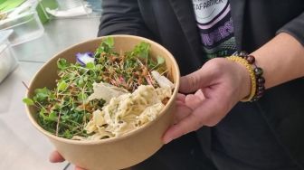 Unik! Restoran Ini Sajikan Live Salad: Sayurnya Tumbuh Pakai Kecerdasan Buatan!