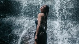 10 Artis yang Jadi Perhatian saat Wisata Air Terjun, Wulan Guritno Tampil Seksi Bareng Pacar