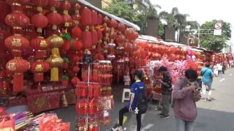 Pernak-pernik Imlek di Glodok Laku Keras Jelang Perayaan, Lampion dan Angpao Paling Diburu