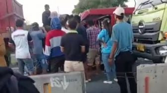 Angkot Penuh Penumpang Kecelakaan di Tol Tangerang Merak