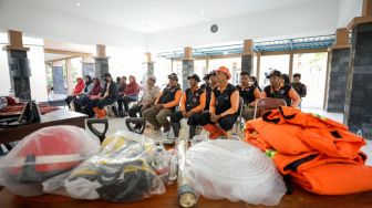 Tangani Bencana Banjir, Relawan Rescue Squad Desa Getaspejaten Dapat Bantuan Alat Kebencanaan