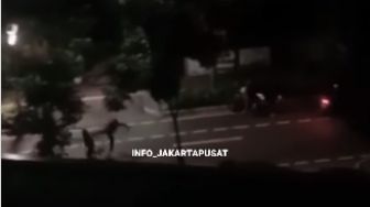 Komplotan Begal Terekam CCTV Rampas Motor hingga HP Driver Ojol di Cikini, Para Pelaku Diburu Polisi