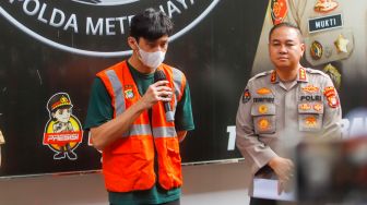 Aktor Revaldo Fifaldi memberi pernyataan saat rilis kasus narkoba yang menjeratnya di Polda Metro Jaya, Jakarta, Jumat (13/1/2023). [Suara.com/Alfian Winanto]