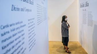 Pengunjung saat melihat pameran "The Truth Inside You: Alunan Kisah Tentang Perempuan" di Museum Nasional, Jakarta Pusat, Jumat (13/1/2023). [Suara.com/Alfian Winanto]