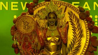 Putri Kecantikan El Salvador Pakai Kostum BTC di Ajang Miss Universe