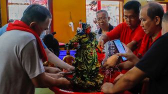 Warga Tionghoa melakukan ritual mandi rupang yakni membersihkan patung dewa dewi di Wihara Amurva Bhumi, Kuningan, Jakarta Selatan, Sabtu (14/1/2023). [Suara.com/Alfian Winanto]