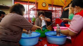 Warga Tionghoa melakukan ritual mandi rupang yakni membersihkan patung dewa dewi di Wihara Amurva Bhumi, Kuningan, Jakarta Selatan, Sabtu (14/1/2023). [Suara.com/Alfian Winanto]