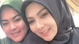 Dikritik Netizen, Gambar Masjid di Mukena Syahrini Tepat Berada di Bokong Jika Dipakai