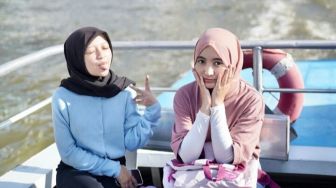 Intip 5 OOTD Kece Arafah Rianti dan Halda di Tanah Suci, Kasual dan Sopan