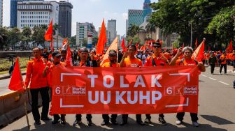 Massa aksi dari Partai Buruh dan beberapa serikat buruh lainnya menggelar aksi di Kawasan Patung Kuda Arjuna, Jakarta Pusat, Sabtu (14/1/2023). [Suara.com/Alfian Winanto]