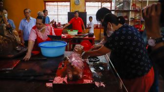 Warga Tionghoa melakukan ritual mandi rupang yakni membersihkan patung dewa dewi di Wihara Amurva Bhumi, Kuningan, Jakarta Selatan, Sabtu (14/1/2023). [Suara.com/Alfian Winanto]