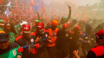 Ribuan TNI dan Polri Jaga Ketat Demo Buruh di Depan Gedung DPR RI Hari Ini