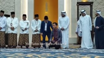 Dipuji Santun Gegara Duduk Jongkok Saat Foto Bareng Rektor MBZ, Gibran: Settingan dan Pencitraan