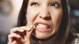 4 Risiko Menggunakan Tusuk Gigi, Salah Satunya Bisa Infeksi!