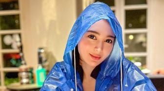 Diduga Dilamar di Paris, Tangan Wika Salim Bikin Salah Fokus