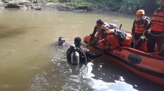 Tim SAR Kembali Lakukan Pencarian 2 Bocah yang Terseret Arus Sungai Ciliwung di Jagakarsa