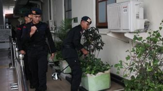 Personel Detasemen Gegana Satbrimob Polda Jawa Timur melakukan sterilisasi di sejumlah ruang sidang PN Surabaya dalam rangka mengamankan jalannya sidang kasus tragedi Stadion Kanjuruhan Malang. [ANTARA FOTO/Didik Suhartono].