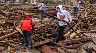 Akibat Badai Dahsyat, Sampah Kayu Penuhi Pantai Capitola di California