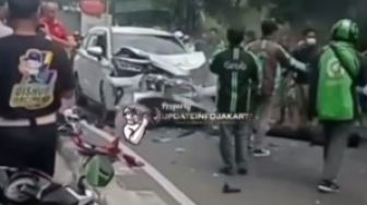 Tabrak Pembatas Jalan Seorang Pengendara Motor Alami Luka Usai Terseruduk Mobil