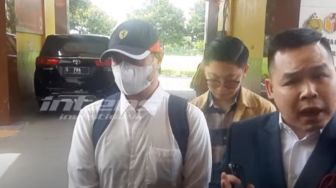 Ferry Irawan Pakai Setelan Hitam Putih Saat Diperiksa Polisi, Warganet: Kayak Anak Magang