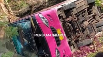 Bus Wisata Angkut Rombongan Hajatan Dari Cimande Bogor Terguling Di Cilincing, Sejumlah Penumpang Terluka