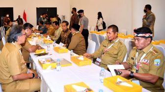 Presiden Joko Widodo atau Jokowi bersama kepala daerah dan forum komunikasi pimpinan daerah (Forkopimda) Se-Indonesia di Sentul International Convention Centre (SICC), Kabupaten Bogor, Jawa Barat, Selasa (17/1/2023). [Laily Rachev - Biro Pers Sekretariat Presiden]