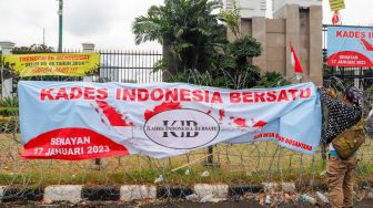 Massa dari Perkumpulan Aparatur Pemerintah Desa Seluruh Indonesia melakukan unjuk rasa di depan Gedung DPR, Senayan, Jakarta, Selasa (17/1/2023).