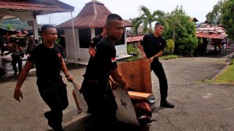 Sejumlah petugas kepolisian mengangkut puing-puing sisa kebakaran di rumah dinas Kapolda Papua Irjen Mathius D Fakhiri di Distrik Jayapura Utara, Kota Jayapura, Papua, Selasa (17/1/2023). [ANTARA FOTO/Gusti Tanati].