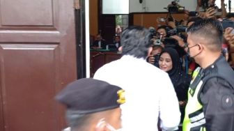 Duh! Fans Sambo Berulah Lagi  Tolak Diamankan Polwan: Aku Sayang Pak Sambo, Bu!