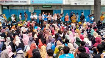 Karyawan Nikomas Demo Tolak PHK Sepihak