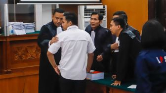 Terdakwa kasus pembunuhan Brigadir Yosua Hutabarat, Richard Eliezer menemui saat mengikuti sidang lanjutan di Pengadilan Negeri Jakarta Selatan, Rabu (18/1/2023). [Suara.com/Alfian Winanto]