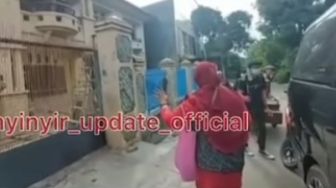 Emak-emak Kerudung Merah Ngaku Usir Aura Negatif di Rumah Tiko, Netizen Ngakak: Pura-pura Kesurupan Itu, Tinggalin Aja