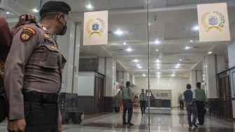 Petugas keamanan kantor DPRD DKI Jakarta berjaga saat pengeledahan kantor DPRD DKI Jakarta oleh KPK di Jakarta, Selasa (17/1/2023). [ANTARA FOTO/Muhammad Adimaja]