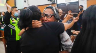 Pendukung Bharada E atau Richard Eliezer menangis usai mendengar tuntutan JPU saat menghadiri sidang kasus pembunuhan Brigadir Yosua Hutabarat di Pengadilan Negeri Jakarta Selatan, Rabu (18/1/2023). [Suara.com/Alfian Winanto]