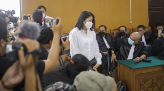 Terdakwa kasus pembunuhan Brigadir Yosua Hutabarat, Putri Candrawathi saat hadir untuk mengikuti sidang lanjutan di Pengadilan Negeri Jakarta Selatan, Rabu (18/1/2023). [Suara.com/Alfian Winanto]