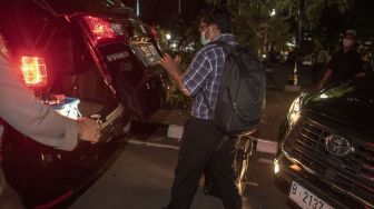 Penyidik KPK membawa koper usai melakukan pengeledahan kantor DPRD DKI Jakarta di Jakarta, Selasa (17/1/2023). [ANTARA FOTO/Muhammad Adimaja}.