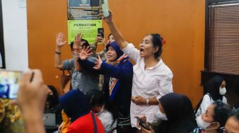 Reaksi pendukung Bharada E atau Richard Eliezer menangis usai mendengar tuntutan JPU saat menghadiri sidang kasus pembunuhan Brigadir Yosua Hutabarat di Pengadilan Negeri Jakarta Selatan, Rabu (18/1/2023). [Suara.com/Alfian Winanto]