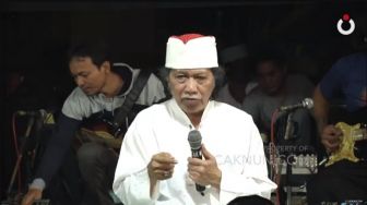 'Tiba-tiba Cangkemku Makpecotot', Cak Nun Mengaku Kesambet Sebut Jokowi Firaun