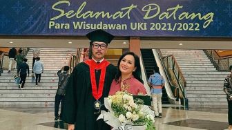 Ditemani Anak Istri, Intip 6 Momen Ferry Salim Wisuda Sarjana S1 di Usia Kepala Lima!