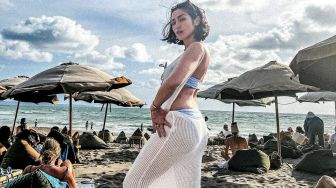 Jessica Iskandar Pakai Dress Transparan Sambil Pamer Punggung Mulus, Captionnya Ngenes Tapi Tetap Slay