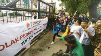 Demo Tolak Perpu Cipta Kerja, Massa Lempar Telur dan Tomat ke Gedung DPRD Sumut