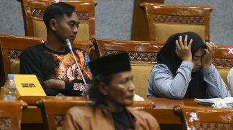 Sejumlah keluarga korban tragedi Stadion Kanjuruhan, Malang mengikuti rapat dengar pendapat umum bersama Komisi X DPR di Kompleks Parlemen, Senayan, Jakarta, Rabu (18/1/2023). [ANTARA FOTO/Rivan Awal Lingga/].