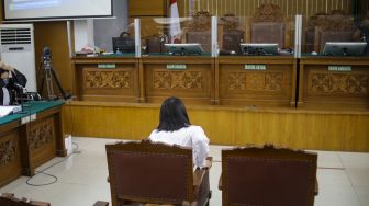 Terdakwa kasus pembunuhan Brigadir Yosua Hutabarat, Putri Candrawathi saat hadir untuk mengikuti sidang lanjutan di Pengadilan Negeri Jakarta Selatan, Rabu (18/1/2023). [Suara.com/Alfian Winanto]