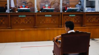 Terdakwa kasus pembunuhan Brigadir Yosua Hutabarat, Richard Eliezer saat mengikuti sidang lanjutan di Pengadilan Negeri Jakarta Selatan, Rabu (18/1/2023). [Suara.com/Alfian Winanto]