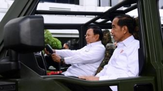 Menteri Pertahanan (Menhan) Prabowo Subianto sopiri Presiden RI Joko Widodo (Jokowi) menggunakan rantis Maung produksi PT Pindad di Kemenhan, Rabu (18/1/2023). [Lukas - Biro Pers Sekretariat Presiden]