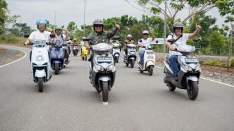 Begini Tanggapan Gubernur Kalsel saat Berkeliling dengan Motor Listrik